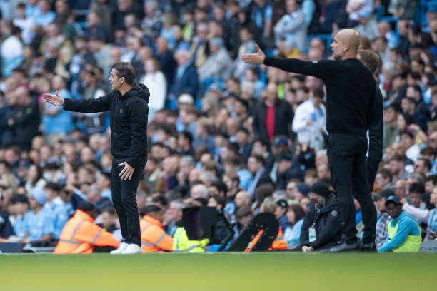 球迷翘首以 球迷翘首以